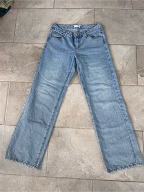 Straight-Leg Women's Jeans in Light Blue Wash